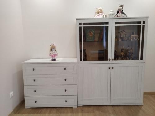 При покупке мебели для гостиной нужно задуматься о том, чтобы она была вместительной и стала гармоничным дополнением всего интерьера. 02