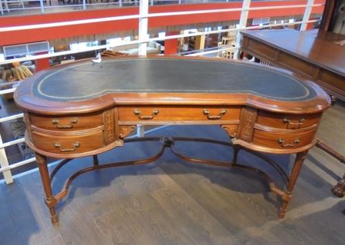 При выборе мебели для кабинета дома, самым важным элементом является письменный стол из массива. 04