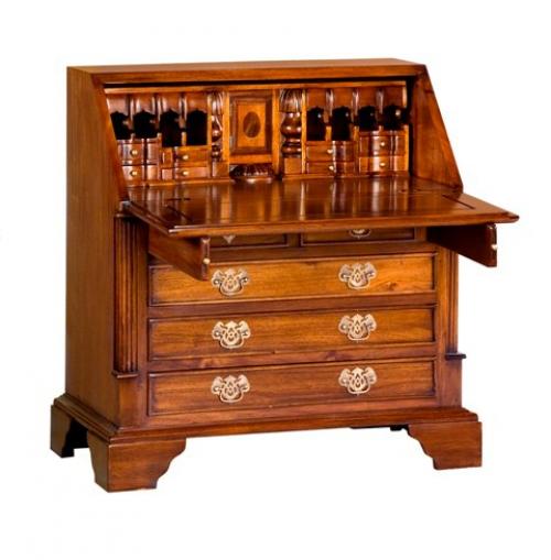 При выборе мебели для кабинета дома, самым важным элементом является письменный стол из массива.