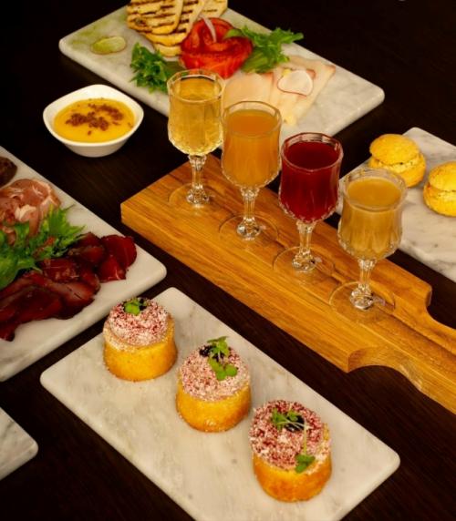 А что, иногда неплохо сменить обстановку и получить удовольствие от общения, от красивого интерьера и замечательной кухни. 04