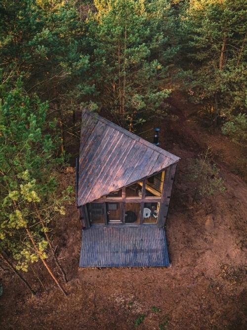 Домик на краю леса со ставнями во всю стену. 01