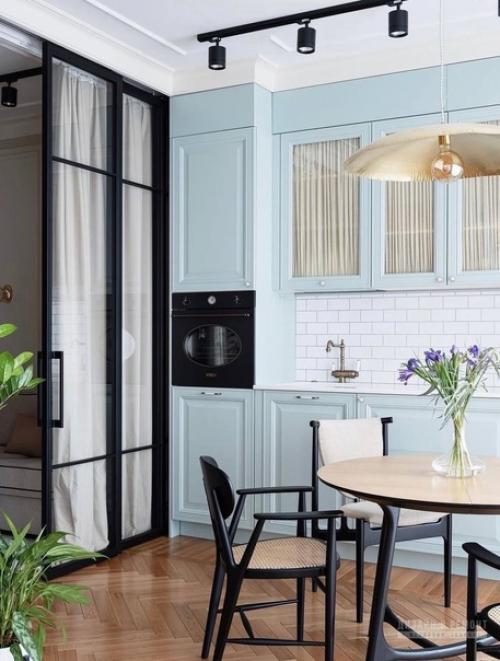 Заказчица хотела создать интерьер с историей и особенно просила найти место для семейных реликвий: люстры Невеста и советского бра. 03