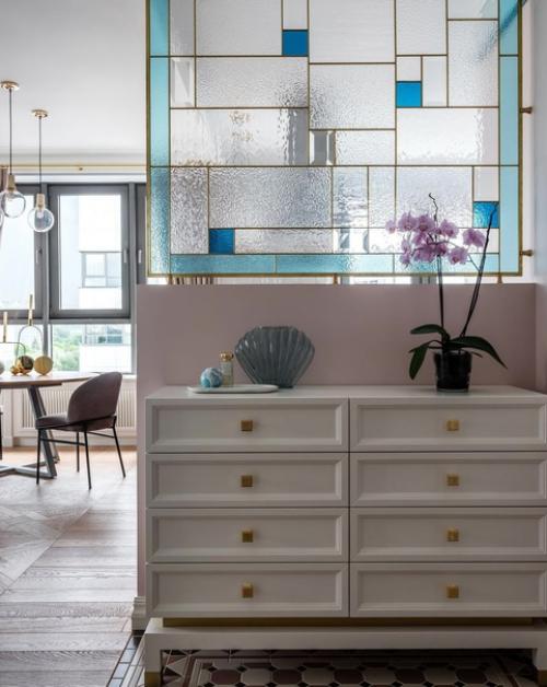 В этом проекте большое внимание уделено общей зоне (кухне - гостиной), которая была решена в прохладной гамме. 01