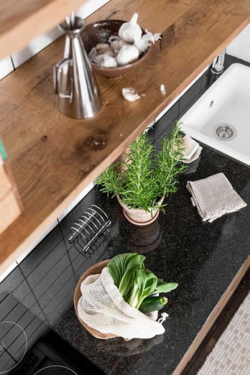 Кирпич, грубое дерево и спальня на антресоли: интересная небольшая квартира в Швеции (35 кв. 05