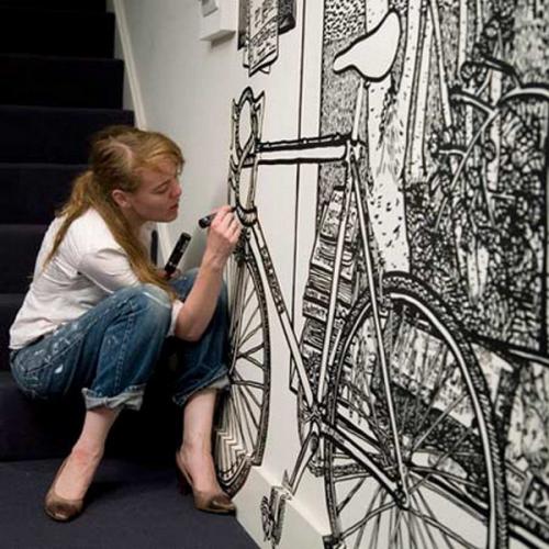 Charlotte Mann разрисовывает интерьеры домов и квартир черным маркером. 08