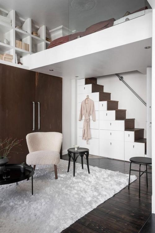 Кирпич, грубое дерево и спальня на антресоли: интересная небольшая квартира в Швеции (35 кв. 03