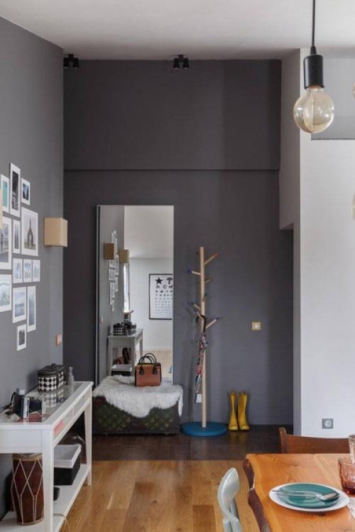 Творческая студия со светлыми стенами, перегородками из стеклоблоков и винтажной мебелью. 05