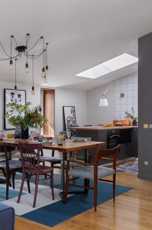 Творческая студия со светлыми стенами, перегородками из стеклоблоков и винтажной мебелью. 01