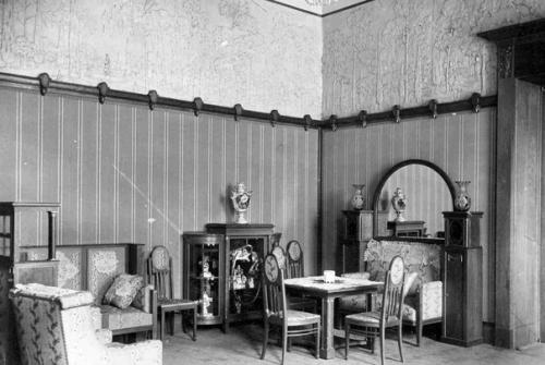 Возвращаясь в отель, мы увидели манящий свет из красивой парадной. 05 Возвращаясь в отель, мы увидели манящий свет из красивой парадной. 05