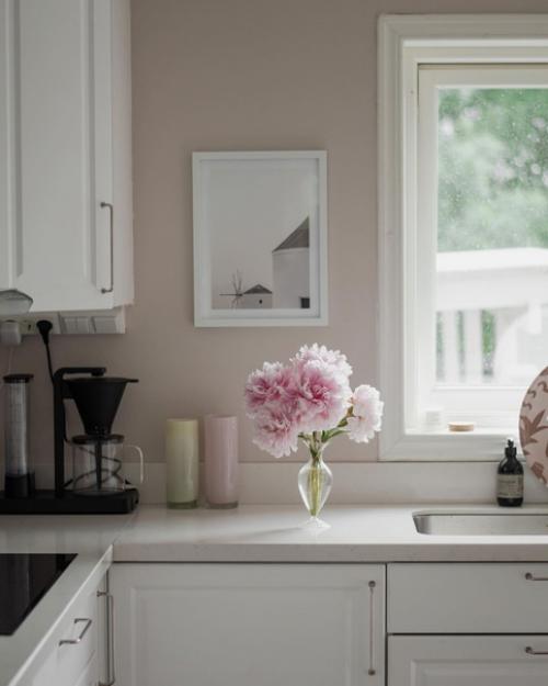 Как же нам нравится серо - бежевая нежность этого интерьера, разбавленная светлым оттенком дерева. 04