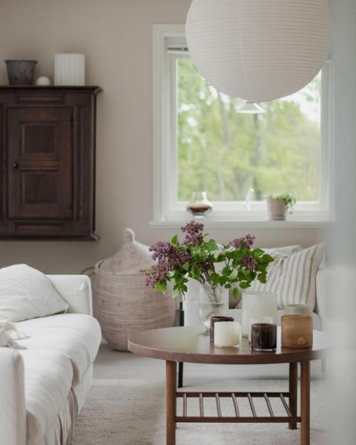 Как же нам нравится серо - бежевая нежность этого интерьера, разбавленная светлым оттенком дерева. 03