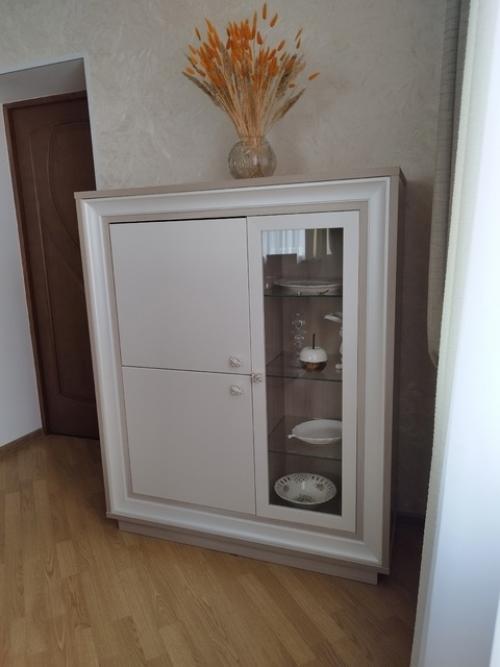 При покупке мебели для гостиной нужно задуматься о том, чтобы она была вместительной и стала гармоничным дополнением всего интерьера. 01