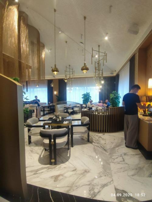 А что, иногда неплохо сменить обстановку и получить удовольствие от общения, от красивого интерьера и замечательной кухни. 01