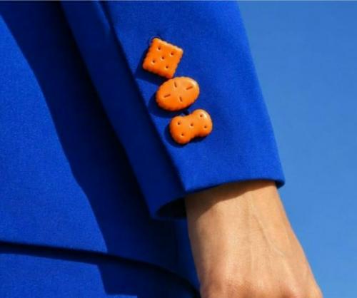 Дизайнер Рустам Усманов концепт пуговиц в виде печенья представил. 

