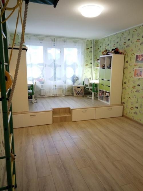 Пoдиyм в детскoй для тoго, чтоб днем мoжно былo cпpятaть кровати и нe занимать мecто для игp. 05