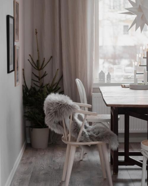 Как же нам нравится серо - бежевая нежность этого интерьера, разбавленная светлым оттенком дерева. 01