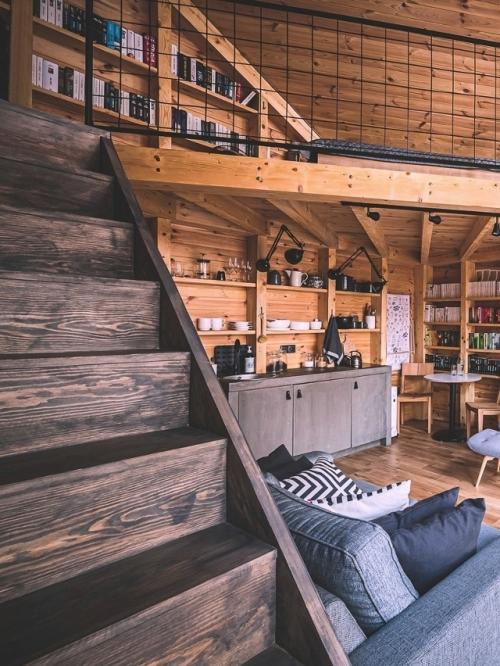 Домик на краю леса со ставнями во всю стену. 03