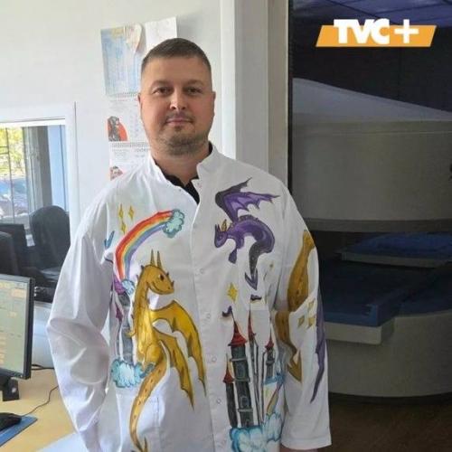 В ярославской областной детской больнице врачи получили халаты с рисунками маленьких пациентов. 02