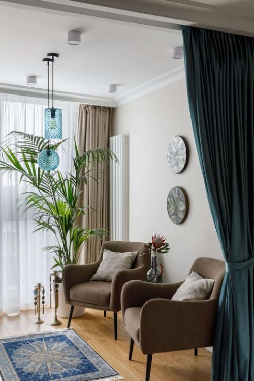 Идеальный интерьер для отдыха с подвесными креслами и джунглями в спальне. 07