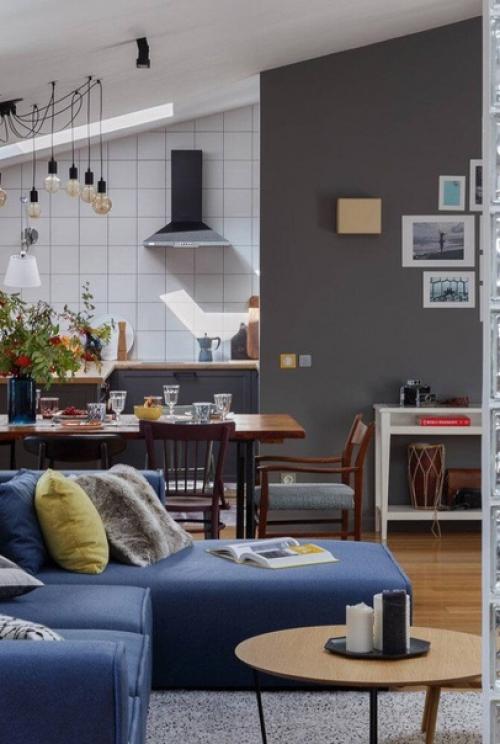 Творческая студия со светлыми стенами, перегородками из стеклоблоков и винтажной мебелью. 02