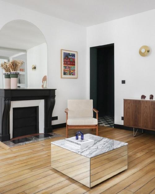 Квартира расположена в угловом треугольном доме, что обусловило ее особую архитектуру. 03