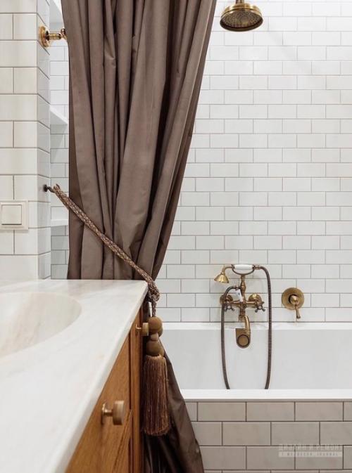 Заказчица хотела создать интерьер с историей и особенно просила найти место для семейных реликвий: люстры Невеста и советского бра. 08