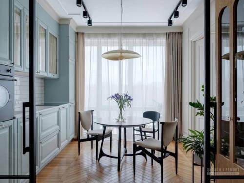 Заказчица хотела создать интерьер с историей и особенно просила найти место для семейных реликвий: люстры Невеста и советского бра. 01