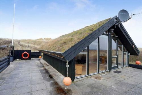 Небольшой коттедж на песчаных дюнах у северного побережья Дании расположен. 02