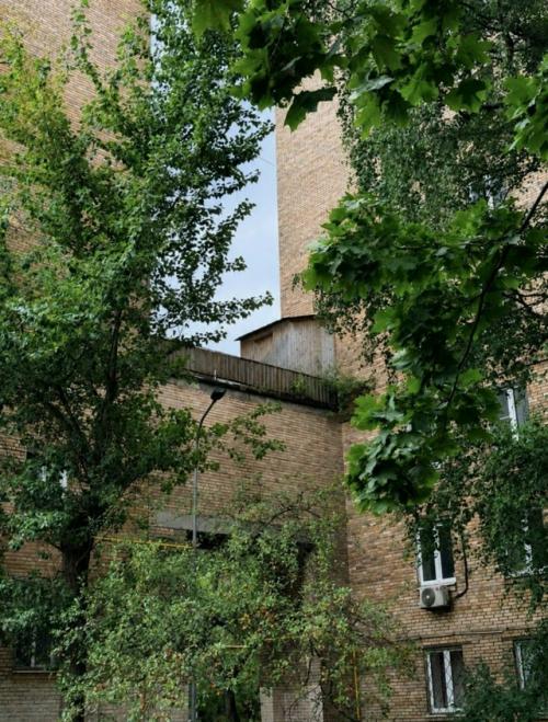 Москвич себе сарай прямо над аркой между жилыми домами устроил. 01