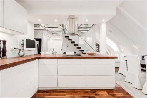 Эффектный Attic Duplex со стеклянным Полом в Стокгольме. 04
