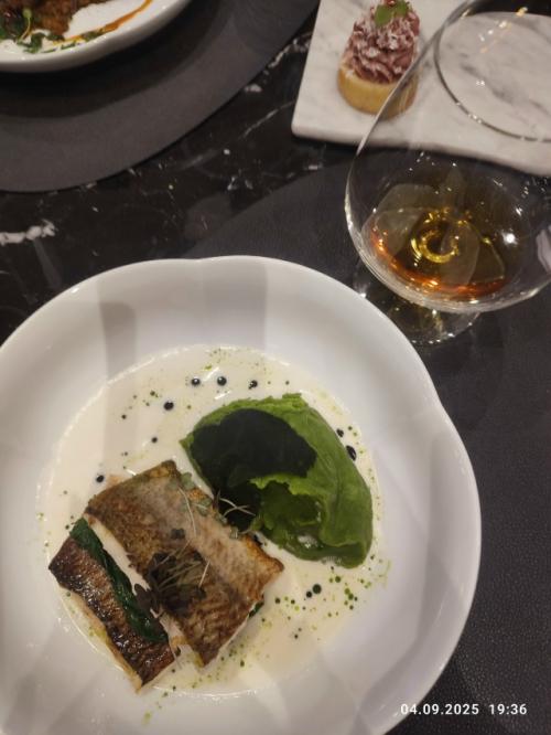 А что, иногда неплохо сменить обстановку и получить удовольствие от общения, от красивого интерьера и замечательной кухни. 02