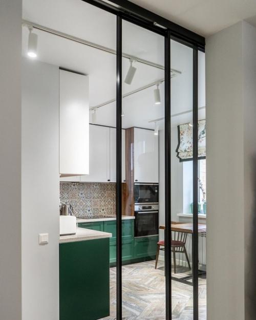 Интересный ремонт.  Как вам раздвижные двери в кухне. 01