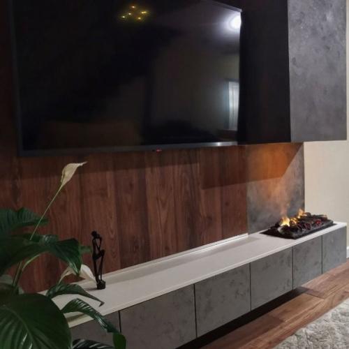 Стильная тв зона с искусственным камином. 02