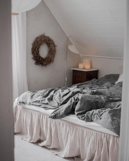 Как же нам нравится серо - бежевая нежность этого интерьера, разбавленная светлым оттенком дерева. 02