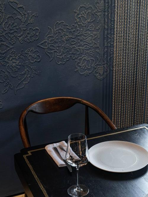 Этнические мотивы и минимализм объединились в интерьере ресторана татарской кухни в Казани. 06