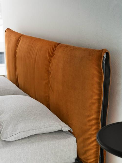 Преобразить кровать можно при помощи мягкого чехла для изголовья. 03