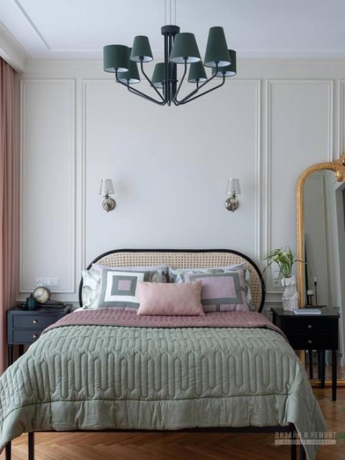 Заказчица хотела создать интерьер с историей и особенно просила найти место для семейных реликвий: люстры Невеста и советского бра. 05