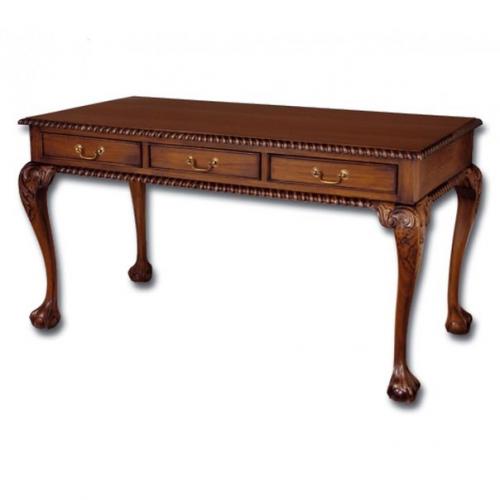 При выборе мебели для кабинета дома, самым важным элементом является письменный стол из массива. 09