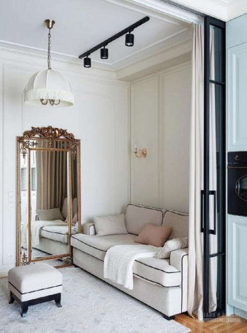 Заказчица хотела создать интерьер с историей и особенно просила найти место для семейных реликвий: люстры Невеста и советского бра. 02