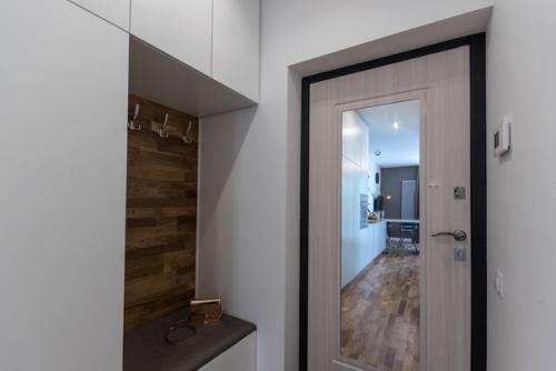 Маленькая квартира - студия с кухней в коридоре. 05