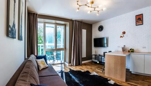 Маленькая квартира - студия с кухней в коридоре. 01