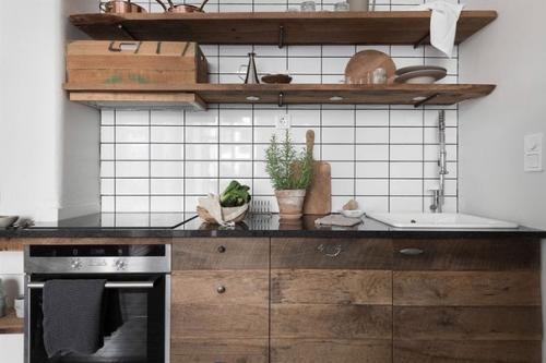 Кирпич, грубое дерево и спальня на антресоли: интересная небольшая квартира в Швеции (35 кв. 06