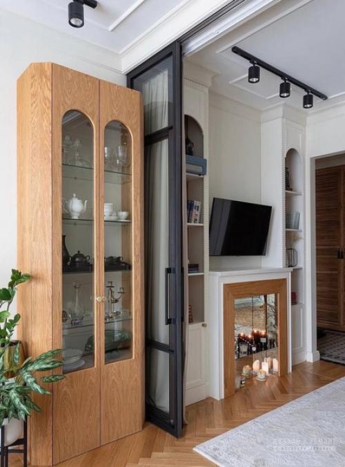 Заказчица хотела создать интерьер с историей и особенно просила найти место для семейных реликвий: люстры Невеста и советского бра. 04