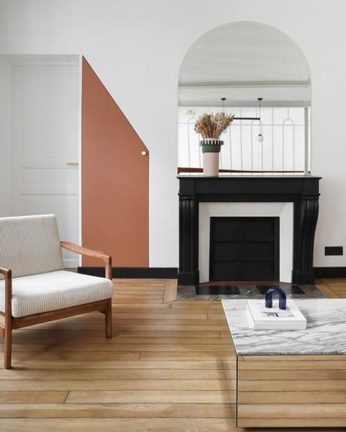 Квартира расположена в угловом треугольном доме, что обусловило ее особую архитектуру. 05