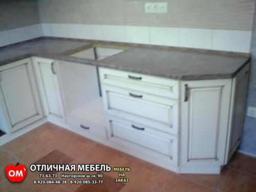 Кухни_орелмаркет. Кухня нашего производства с беларусскими фасадами из крашеного МДФ с благородной классической фрезеровкой и патинированием. 05