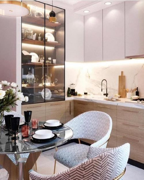 А вот и действительно маленькая кухня. 01