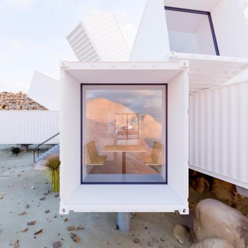 Частный дом из транспортных контейнеров, расположенных под различными углами. 04