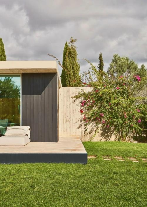 Вилла на ибице стала для хозяйки не только местом отдыха, но и источником вдохновения. 01