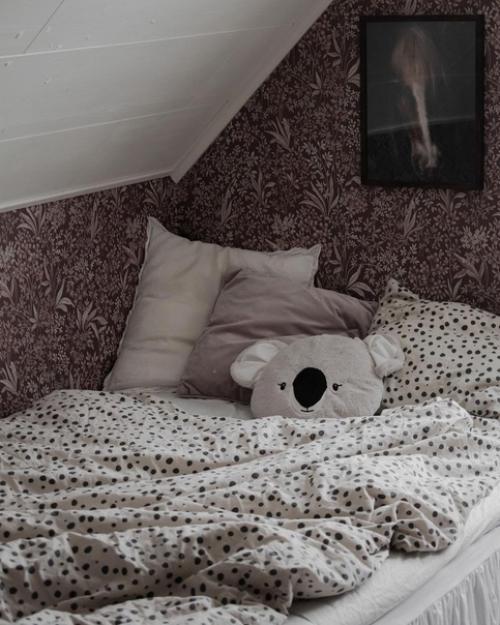 Как же нам нравится серо - бежевая нежность этого интерьера, разбавленная светлым оттенком дерева. 08