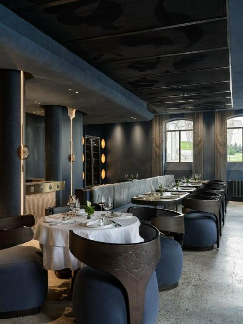 Этнические мотивы и минимализм объединились в интерьере ресторана татарской кухни в Казани. 07